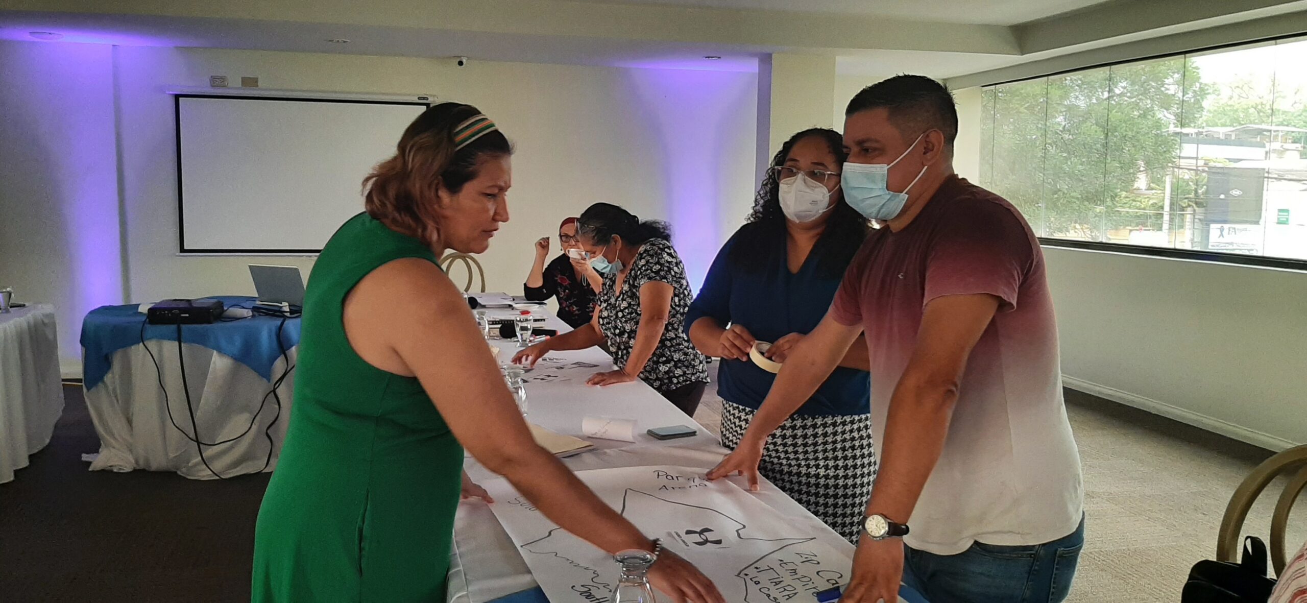 Le Partenaire du Fonds humanitaire au Honduras, animant une formation sur l'ergonomie aux syndicats.
