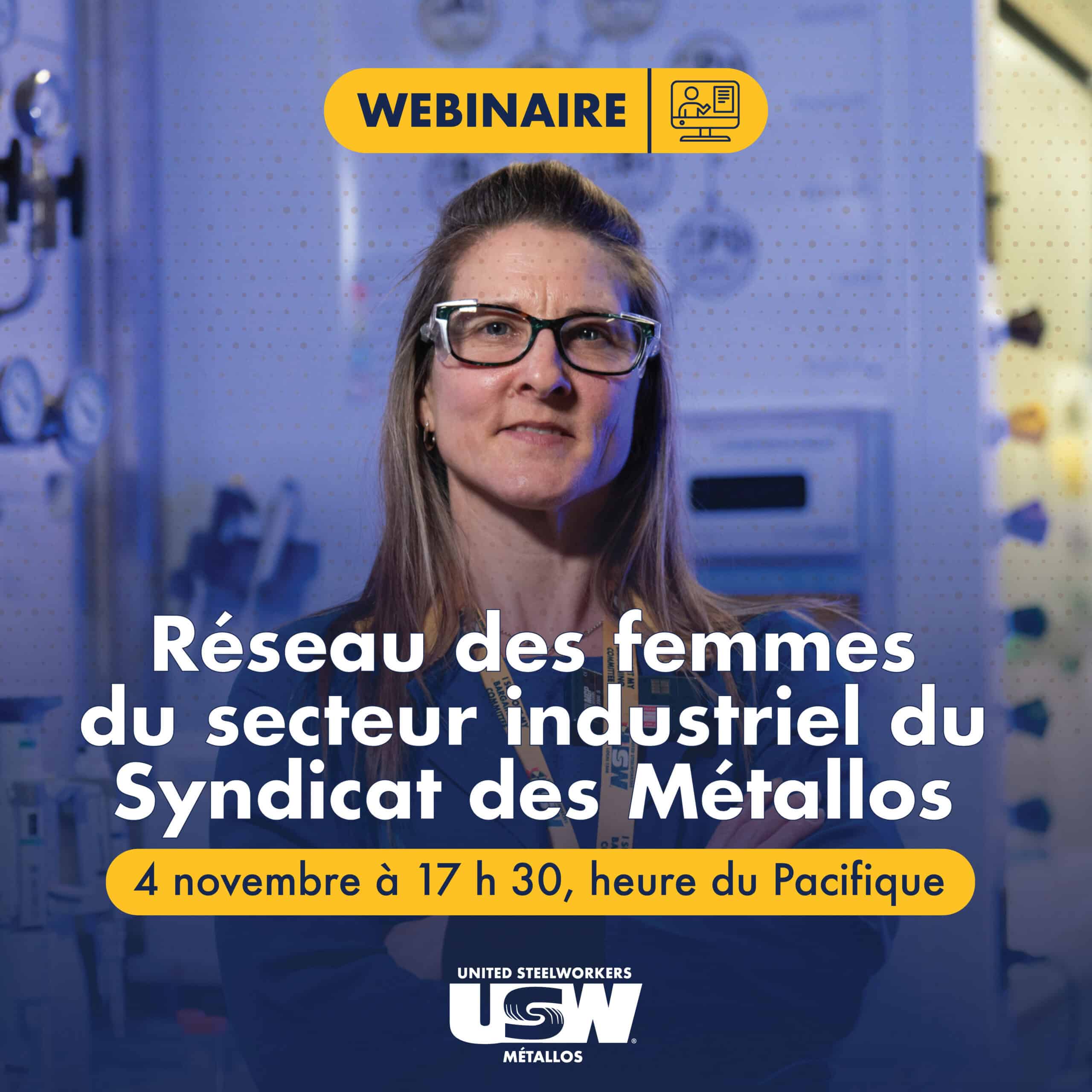 Une personne portant une combinaison de travail prend une photo à l'intérieur d'une usine. Des machines apparaissent à l'arrière-plan de la photo.