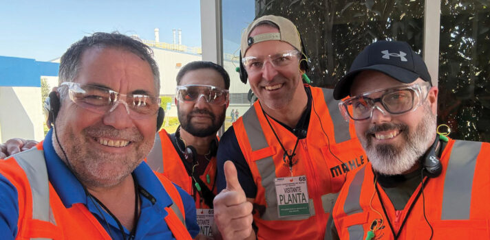 un groupe de personnes portant des gilets orange