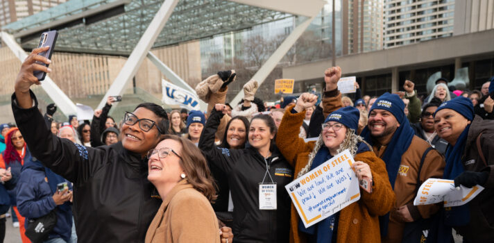 La présidente internationale des Métallos, Roxanne D. Brown, et la vice-présidente générale du syndicat, Amber Miller, avec les déléguées de la Conférence internationale et nationale sur la condition feminine à Toronto.Large Amber Miller with delegates from the USW International and National Women’s Conference in Toronto.
