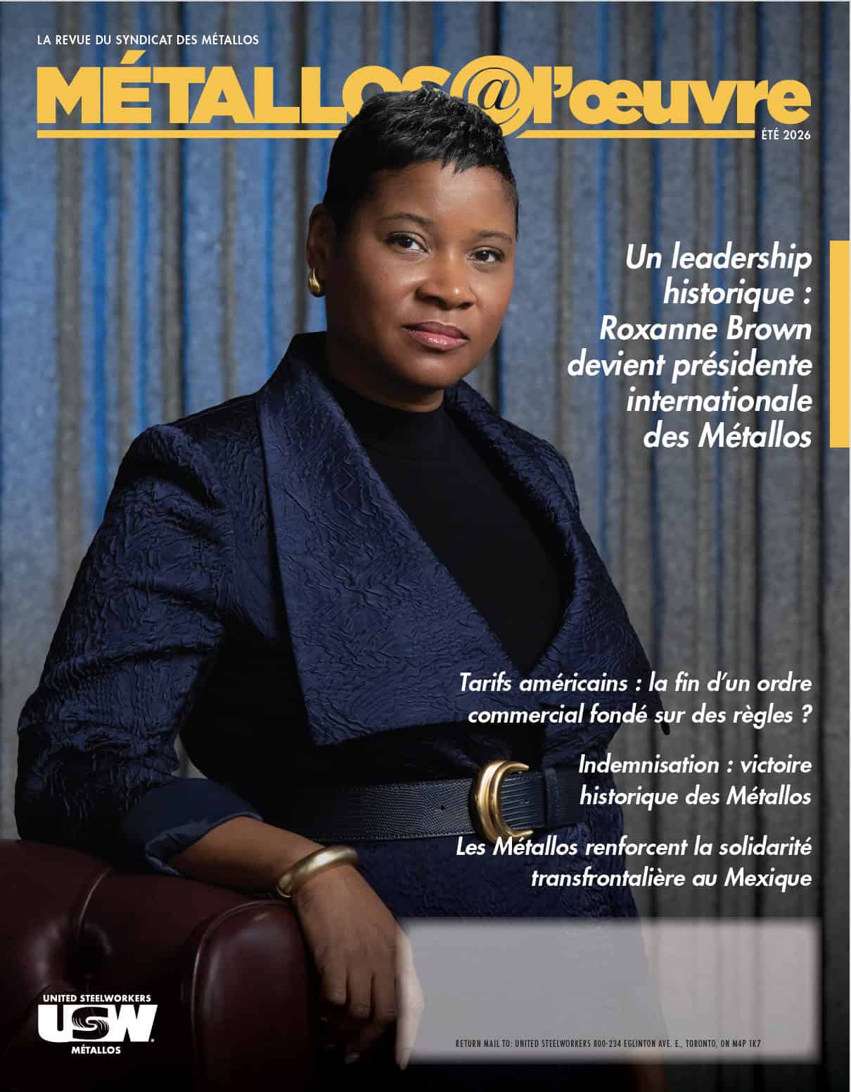 Portrait d'une femme noire prise de la taille vers la haut, face à la caméra dans une pose assurée, vêtue dans un blazer bleu roi à large revers et ceinturé, son avant-bras doit posé sur l'accoudoir d'un fauteuil rembourré. Un rideau bleu-argenté est visible en arrière-plan. 